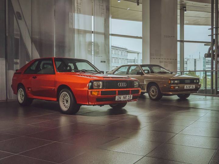 車の販売と整備の見本で使っている写真